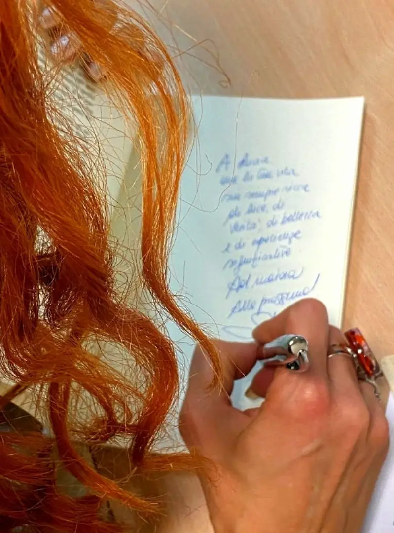 Sofia scrive su un taccuino